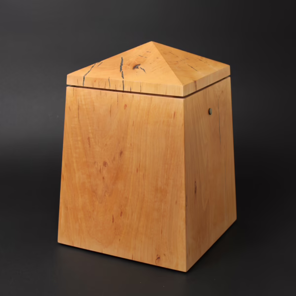 Holzurne in Obeliskform mit sich zur Oberseite verjüngender Form und Turmdach Holzart Kirschbaum.