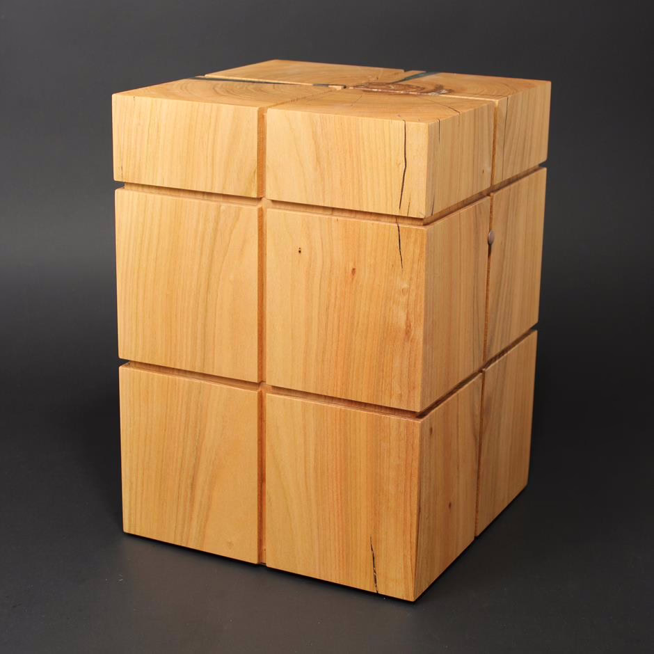 Minimalistisch und modern gestaltete Holzurne in kubischer Form. Aus einem Baumstamm gefertigt. Kirschbaum