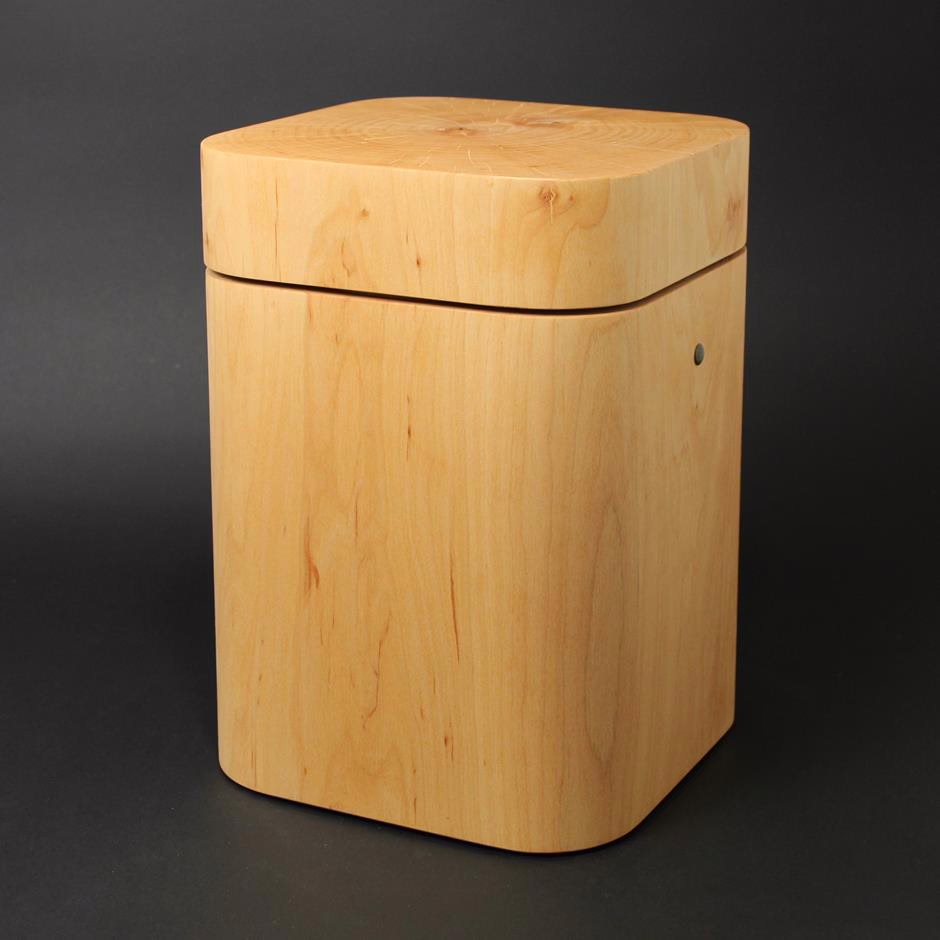 Urne mit sanften, in großem Radius abgerundeten Ecken. Massivholzurne aus Kirschbaum.