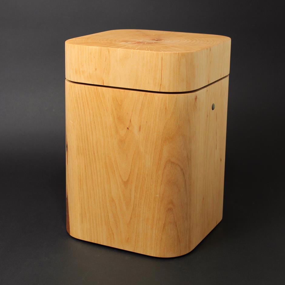 Urne mit sanften, in großem Radius abgerundeten Ecken. Massivholzurne aus Kirschbaum.