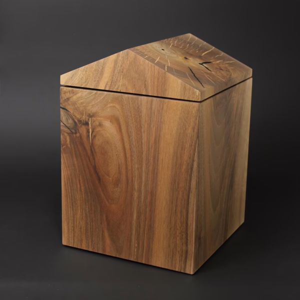 Elegant gestaltete Urne in Tempelform mit Torbogen und Dach. Massivholzurne aus Nussbaum.