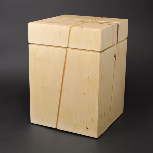 Minimalistisch und modern gestaltete Holzurne in kubischer Form. Holzart Hainbuche.