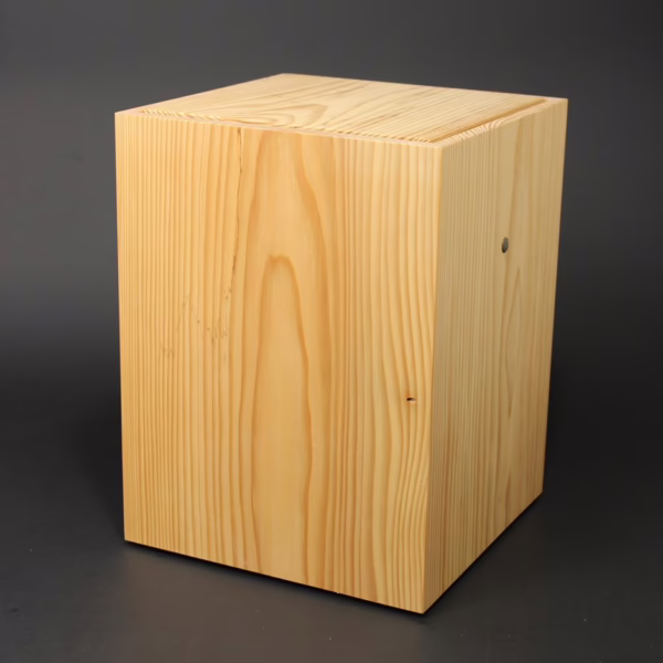 Sehr minimalistisch und modern gestaltete Urne in rechteckiger Form mit klarer Linienführung und eingelassenem Deckel. Weißtanne