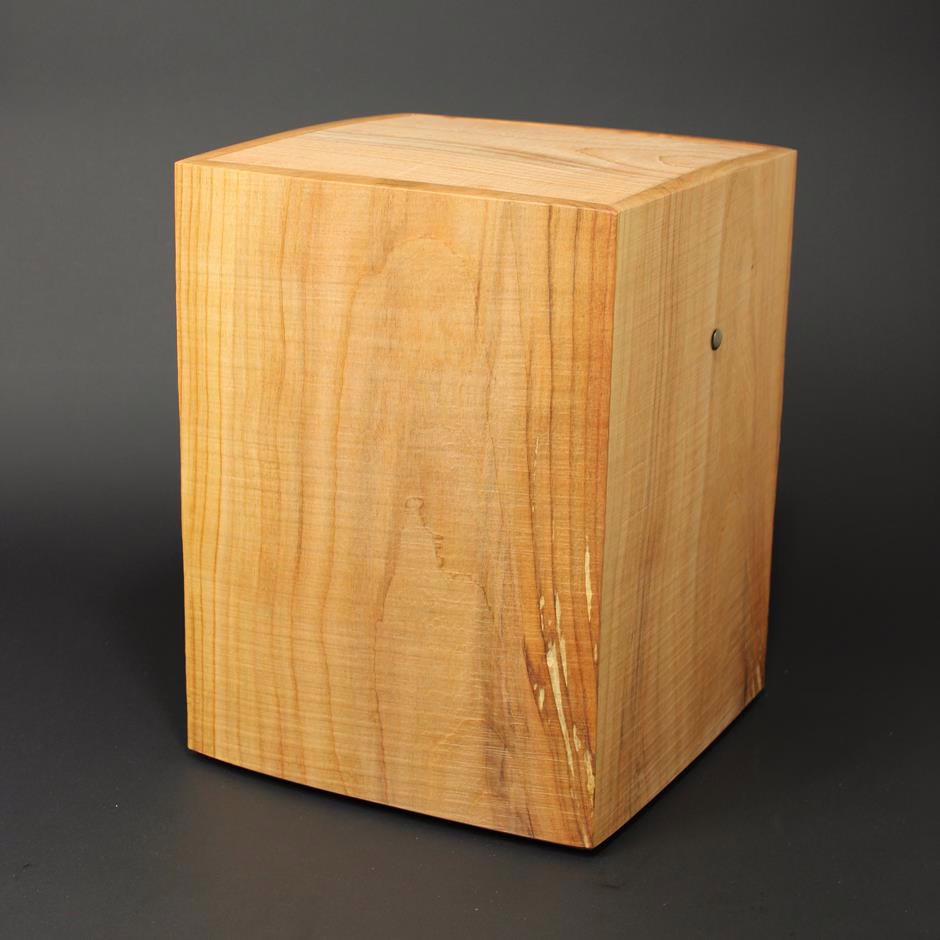 Puristisch gestaltete Holzurne in kubischer Form mit natürlicher Linienführung und sägerauer Oberfläche. Kirschbaum