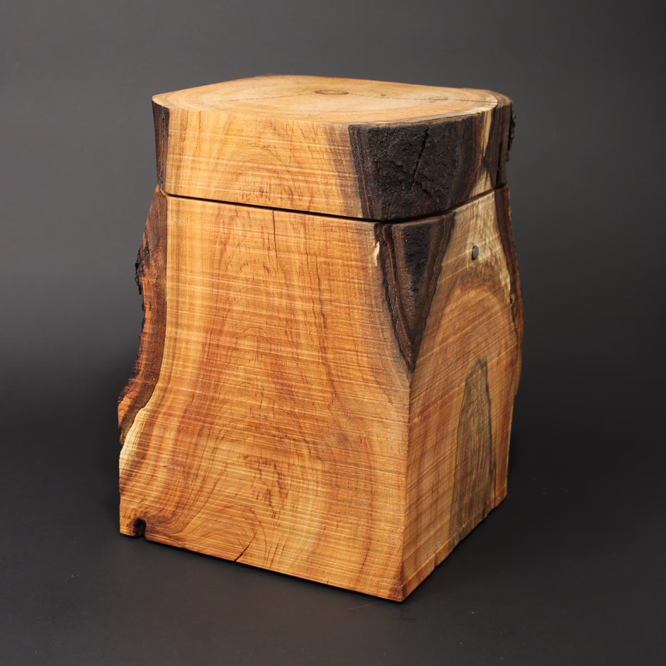 Urne mit 2-4 Waldkanten und sägerauer Oberfläche. Massivholzurne aus Kirschbaum