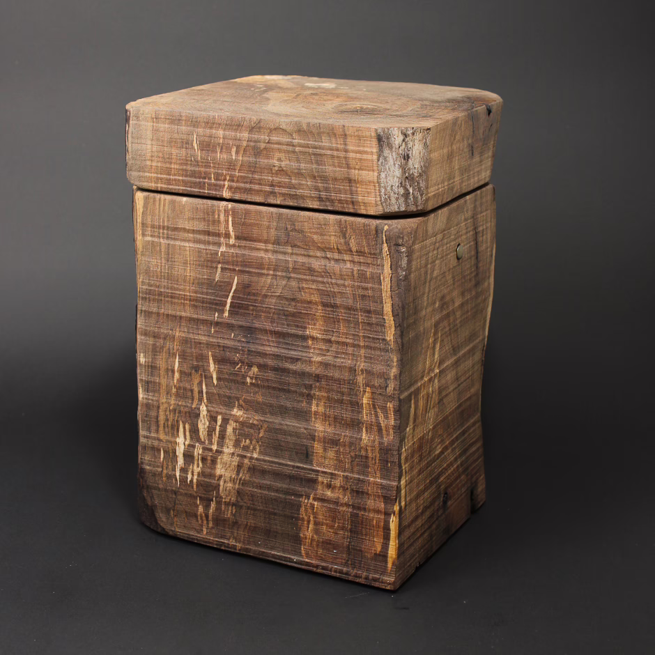 Urne mit 2-4 Waldkanten und sägerauer Oberfläche. Massivholzurne aus Kirschbaum
