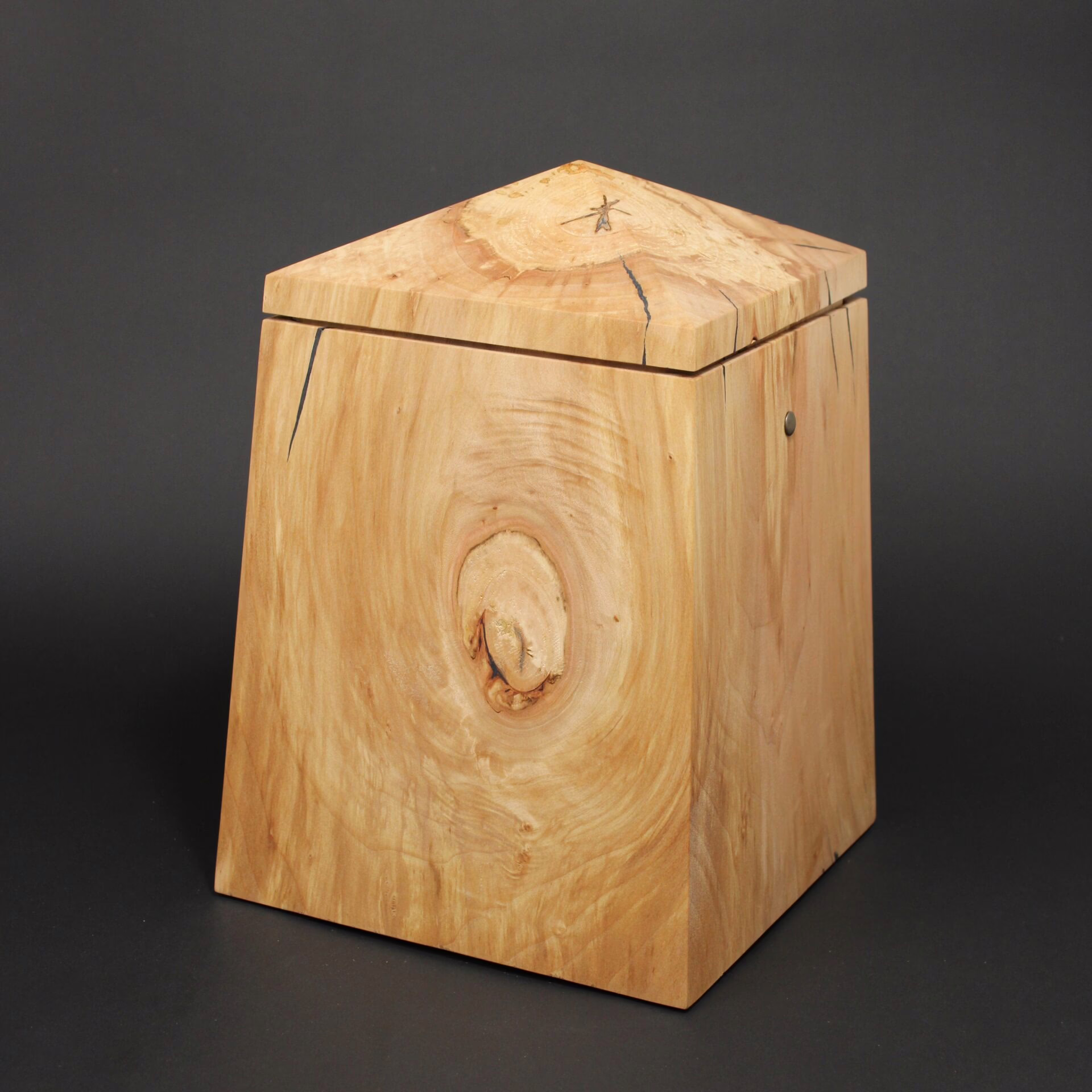 Holzurne in Obeliskform mit sich zur Oberseite verjüngender Form und Turmdach