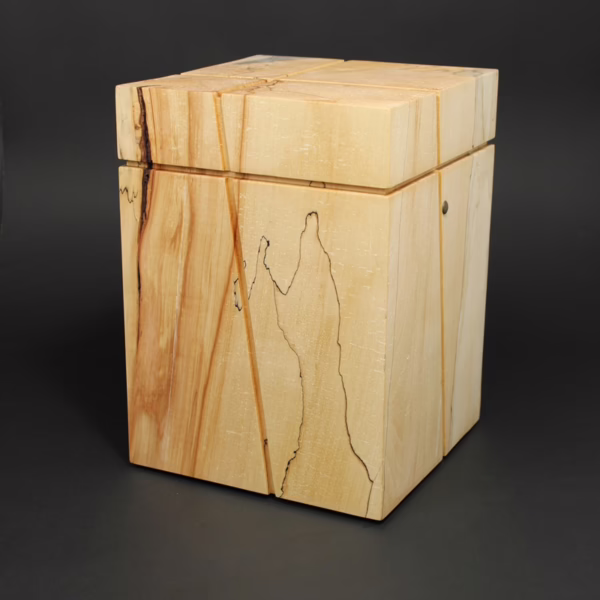 Handgefertigte Urne aus hellem Pappelholz mit eingefrästem Kreuz und natürlicher Holzmaserung