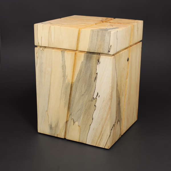 Handgefertigte Urne aus hellem Pappelholz mit eingefrästem Kreuz und natürlicher Holzmaserung