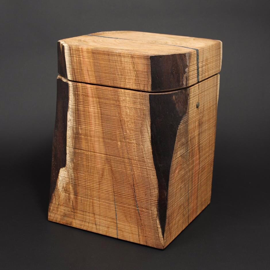 Urne mit 2-4 Waldkanten und sägerauer Oberfläche. Massivholzurne aus Kirschbaum