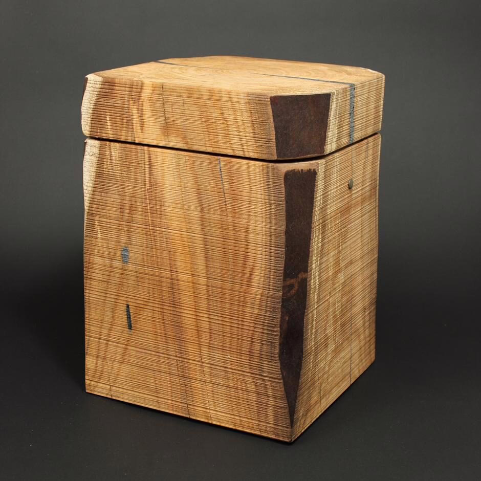 Urne mit 2-4 Waldkanten und sägerauer Oberfläche. Massivholzurne aus Kirschbaum