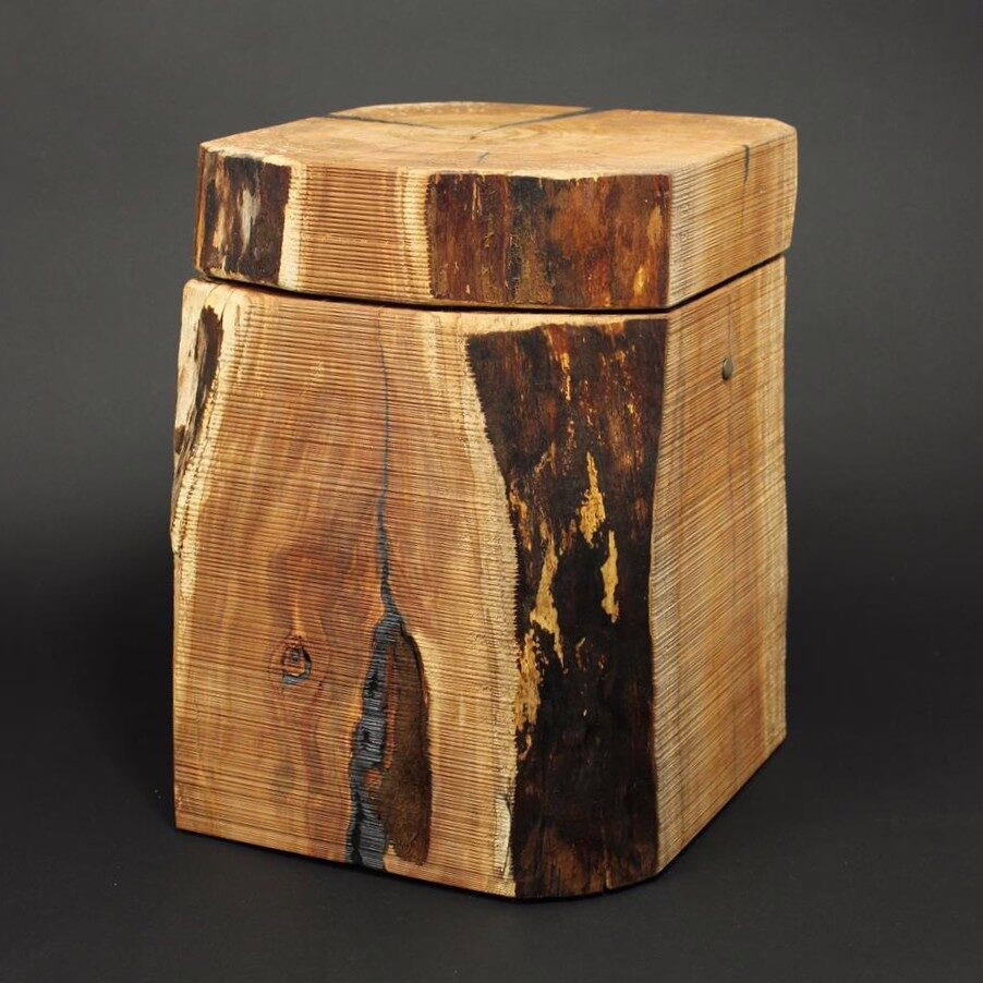 Urne mit 2-4 Waldkanten und sägerauer Oberfläche. Massivholzurne aus Kirschbaum