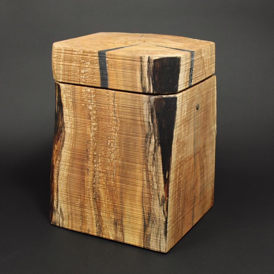 Urne mit 2-4 Waldkanten und sägerauer Oberfläche. Massivholzurne aus Kirschbaum
