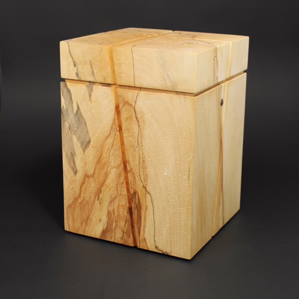 Handgefertigte Urne aus hellem Pappelholz mit eingefrästem Kreuz und natürlicher Holzmaserung