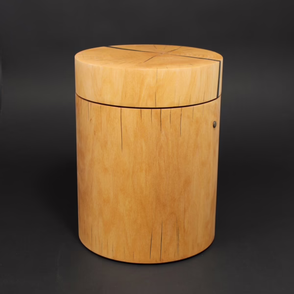 Handgefertigte Holzurne aus Kirschbaum in klassischer, schlichter, runder Form mit feiner Holzmaserung