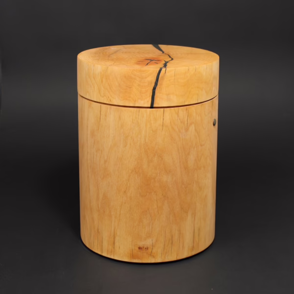 Handgefertigte Holzurne aus Kirschbaum in klassischer, schlichter, runder Form mit feiner Holzmaserung