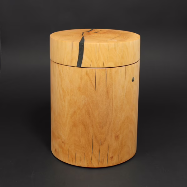 Handgefertigte Holzurne aus Kirschbaum in klassischer, schlichter, runder Form mit feiner Holzmaserung