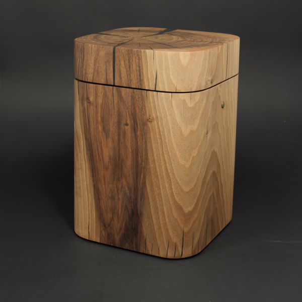 Handgefertigte Holzurne aus Nussbaum mit abgerundeten Ecken, gefertigt im Schwarzwald, mit edler Holzmaserung