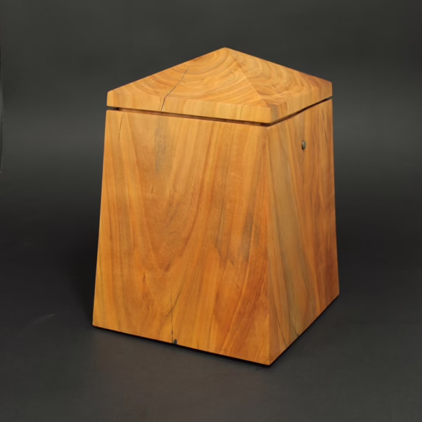 Holzurne AARENBÜHL aus Kirschbaum in Obeliskform mit sich zur Oberseite verjüngender Form und markantem Turmdach,