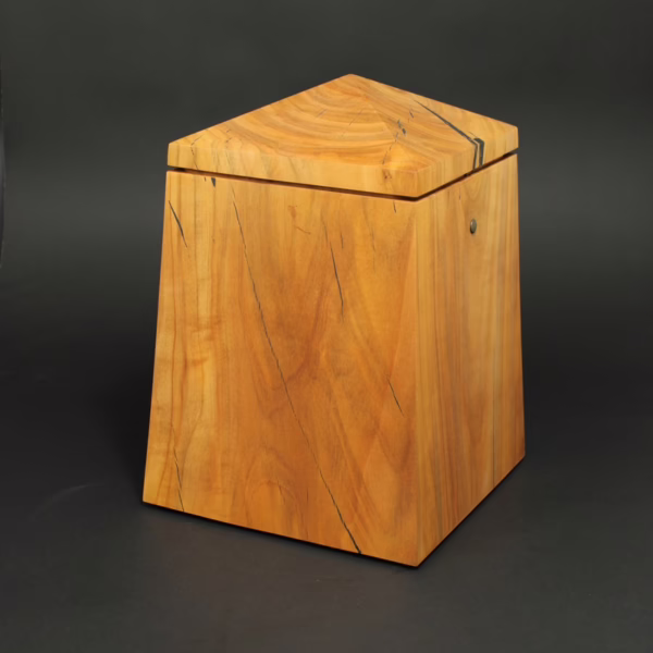 Holzurne AARENBÜHL aus Kirschbaum in Obeliskform mit sich zur Oberseite verjüngender Form und markantem Turmdach,