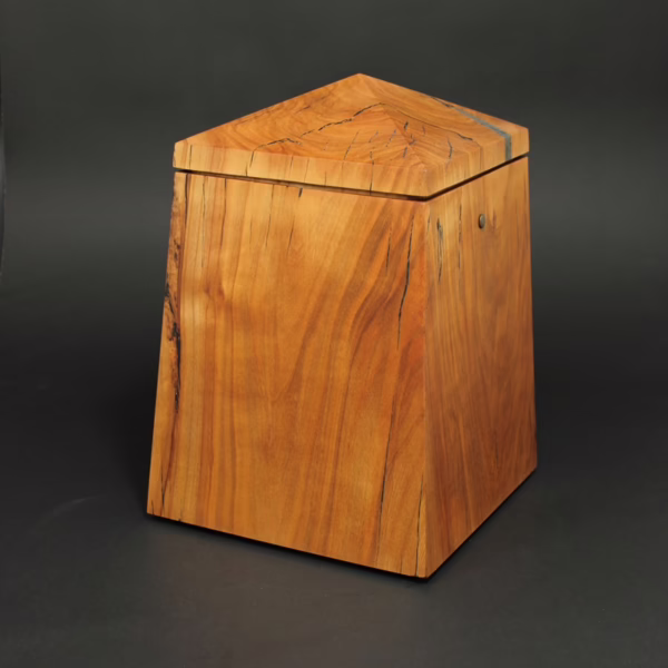 Holzurne AARENBÜHL aus Kirschbaum in Obeliskform mit sich zur Oberseite verjüngender Form und markantem Turmdach,