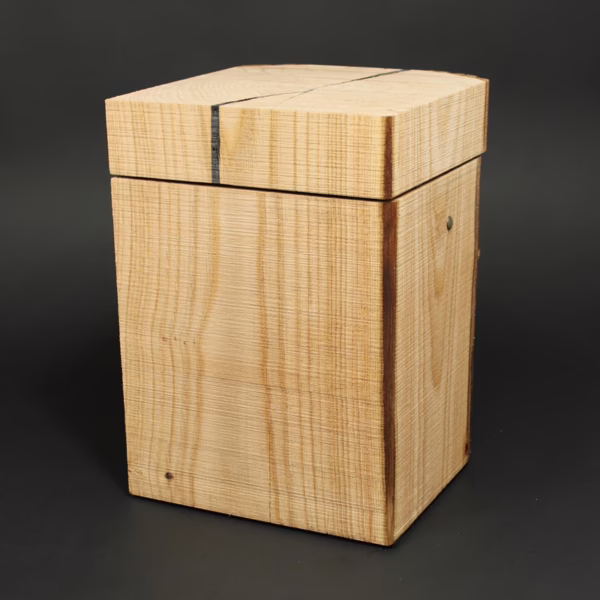 Sehr natürlich gestaltete Holzurne aus Kastanie mit Waldkanten und sägerauer Oberfläche, markante Naturholzstruktur