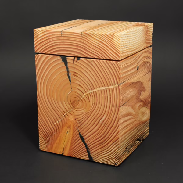 Sehr natürlich gestaltete Holzurne aus Mammutbaum mit markanter Jahresringstruktur und ursprünglicher Holzoberfläche