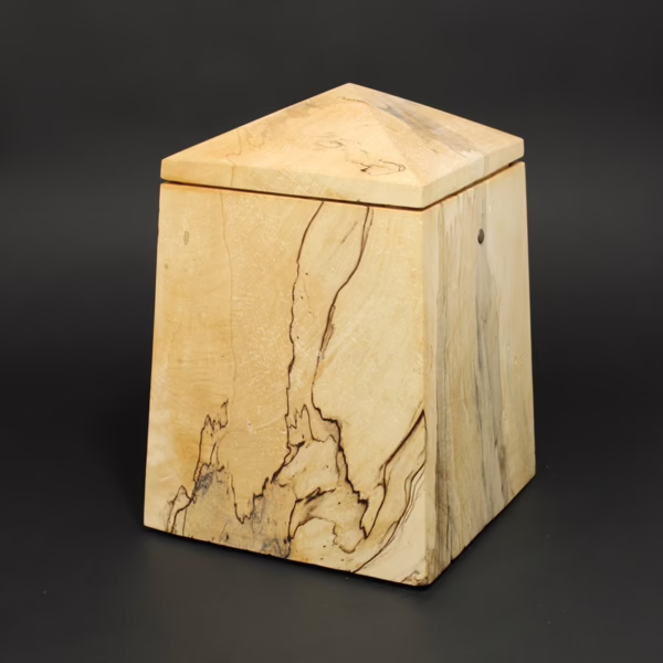 Elegant gestaltete Holzurne aus Pappel in Obeliskform mit sich zur Oberseite verjüngender Form und Turmdach, natürliche Holzstruktur