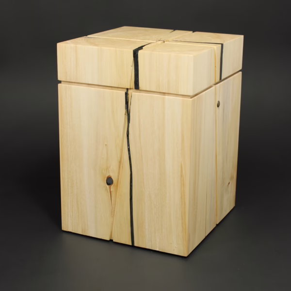 Handgefertigte Urne aus hellem Pappelholz mit eingefrästem Kreuz und natürlicher Holzmaserung