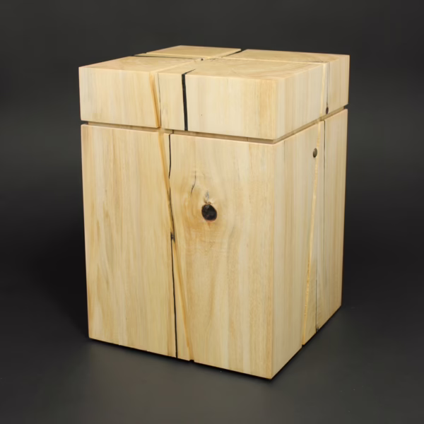 Handgefertigte Urne aus hellem Pappelholz mit eingefrästem Kreuz und natürlicher Holzmaserung