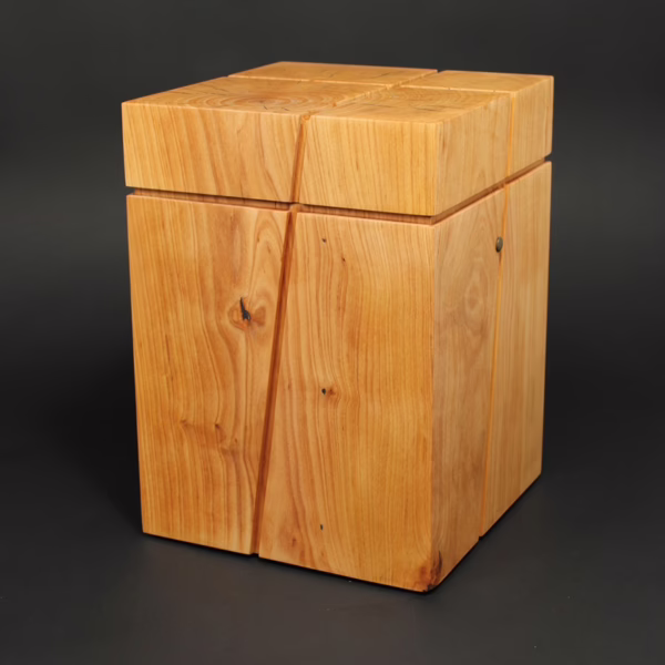 Handgefertigte Urne aus Kirschbaumholz mit eingefrästem Kreuz und natürlicher Holzmaserung