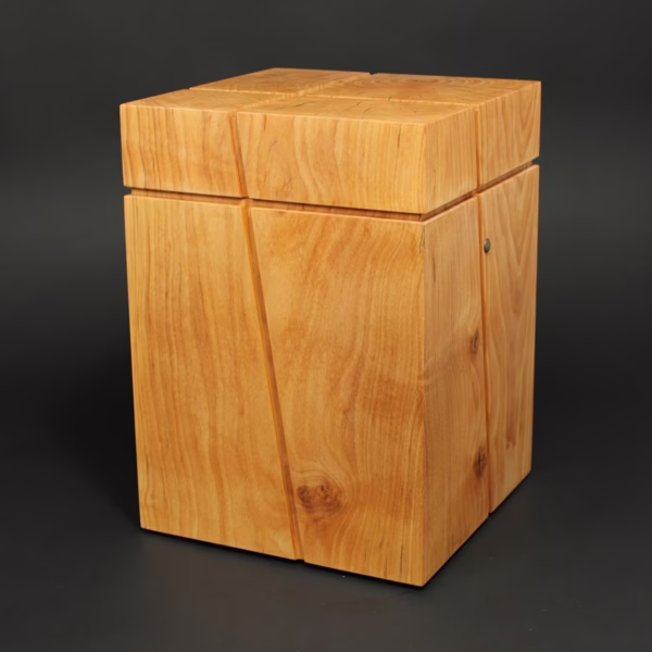 Handgefertigte Urne aus Kirschbaumholz mit eingefrästem Kreuz und natürlicher Holzmaserung
