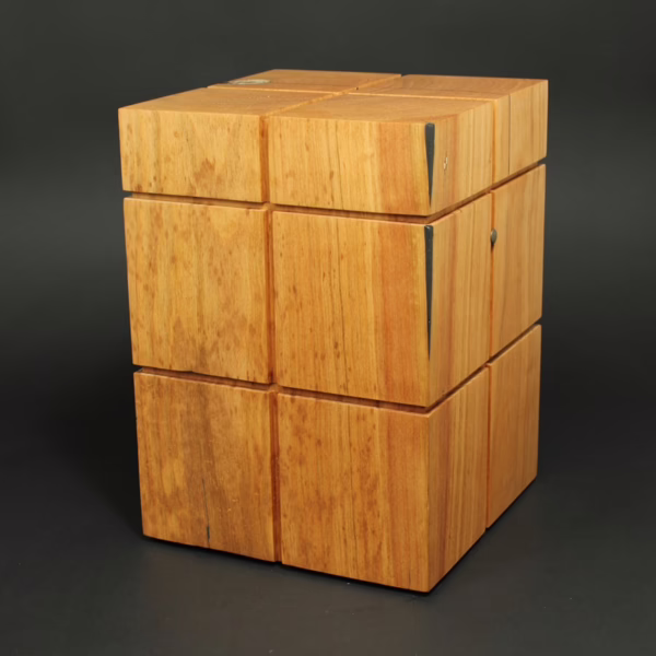 Minimalistisch gestaltete Holzurne aus Kirschbaumholz in kubischer Form mit klarer, ruhiger Linienführung und natürlicher Holzstruktur