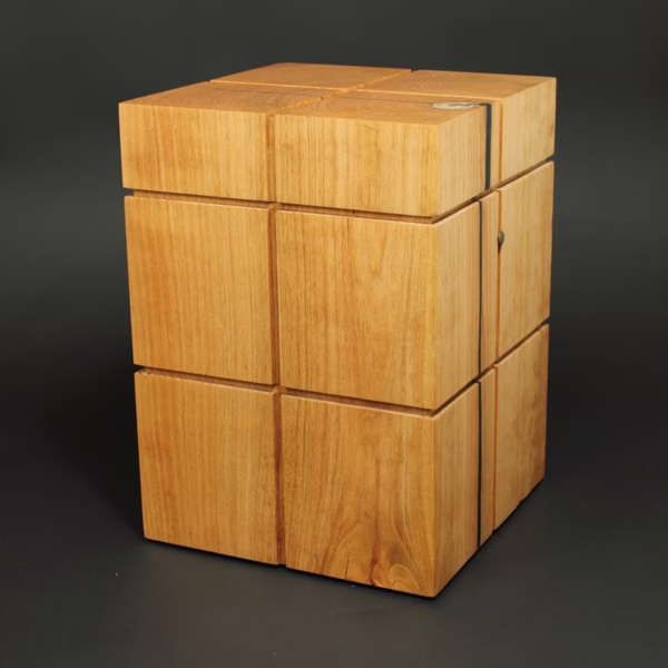Minimalistisch gestaltete Holzurne aus Kirschbaumholz in kubischer Form mit klarer, ruhiger Linienführung und natürlicher Holzstruktur