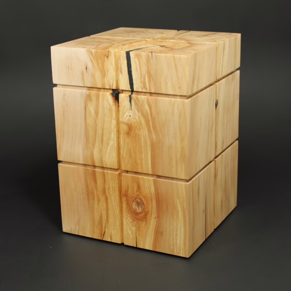 Minimalistisch gestaltete Holzurne aus Kirschbaumholz in kubischer Form mit klarer, ruhiger Linienführung und natürlicher Holzstruktur