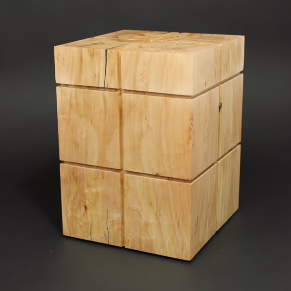 Minimalistisch gestaltete Holzurne aus Kirschbaumholz in kubischer Form mit klarer, ruhiger Linienführung und natürlicher Holzstruktur